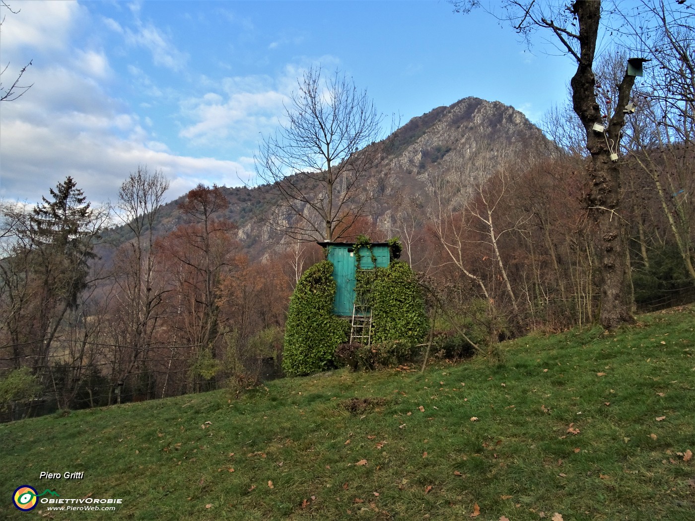 92 Capanno di caccia con vista sul versante sud-ovest del Pizzo di Spino.JPG